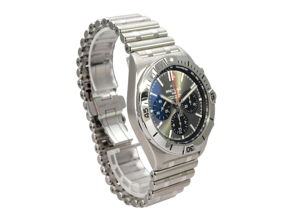 Breitling Chronomat B01 42 Chronograph AB01348A1B1A1 mit Edelstahlarmband und grauem Zifferblatt.