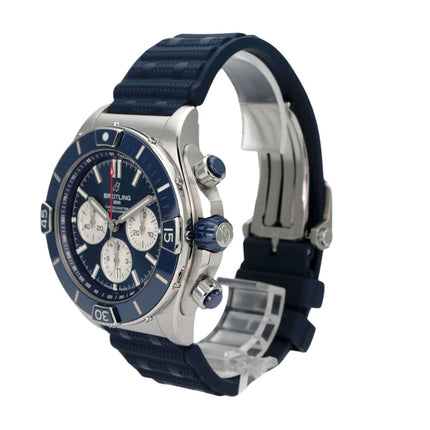 Breitling Super Chronomat B01 44 Chronograph AB0136161C1S1 mit blauem Kautschukband und Edelstahlgehäuse.