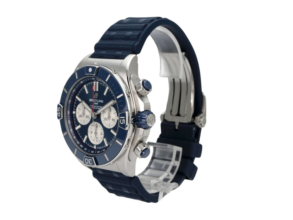 Breitling Super Chronomat B01 44 Chronograph AB0136161C1S1 mit blauem Kautschukband und Edelstahlgehäuse.