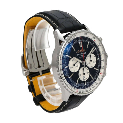 Breitling Navitimer B01 Chronograph 46 AB0137211B1P1 in Edelstahl mit schwarzem Alligatorlederband und blauem Zifferblatt.