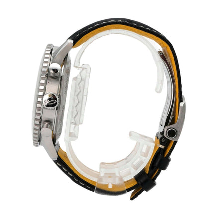 Breitling Navitimer B01 Chronograph 46 AB0137211B1P1 Seite mit schwarzem Alligatorlederband und Edelstahlgehäuse