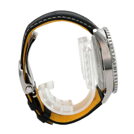 Seitenansicht des Breitling Navitimer B01 Chronograph 46 AB0137211B1P1 mit schwarzem Alligatorlederband.