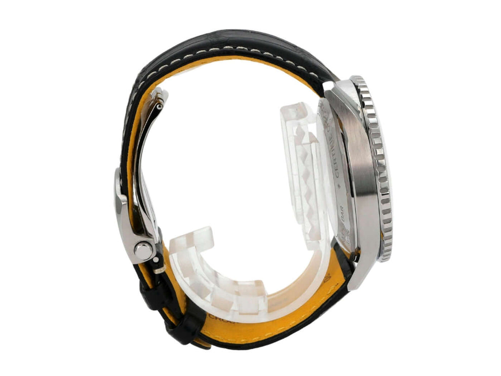 Seitenansicht des Breitling Navitimer B01 Chronograph 46 AB0137211B1P1 mit schwarzem Alligatorlederband.