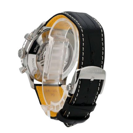 Breitling Navitimer B01 Chronograph 46 AB0137211B1P1 mit schwarzem Alligatorlederband und Faltschließe.