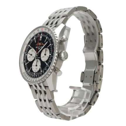 Breitling Navitimer B01 Chronograph 43 AB0138211B1A1 aus Edelstahl mit schwarzem Zifferblatt und silberfarbenen Totalisatoren.