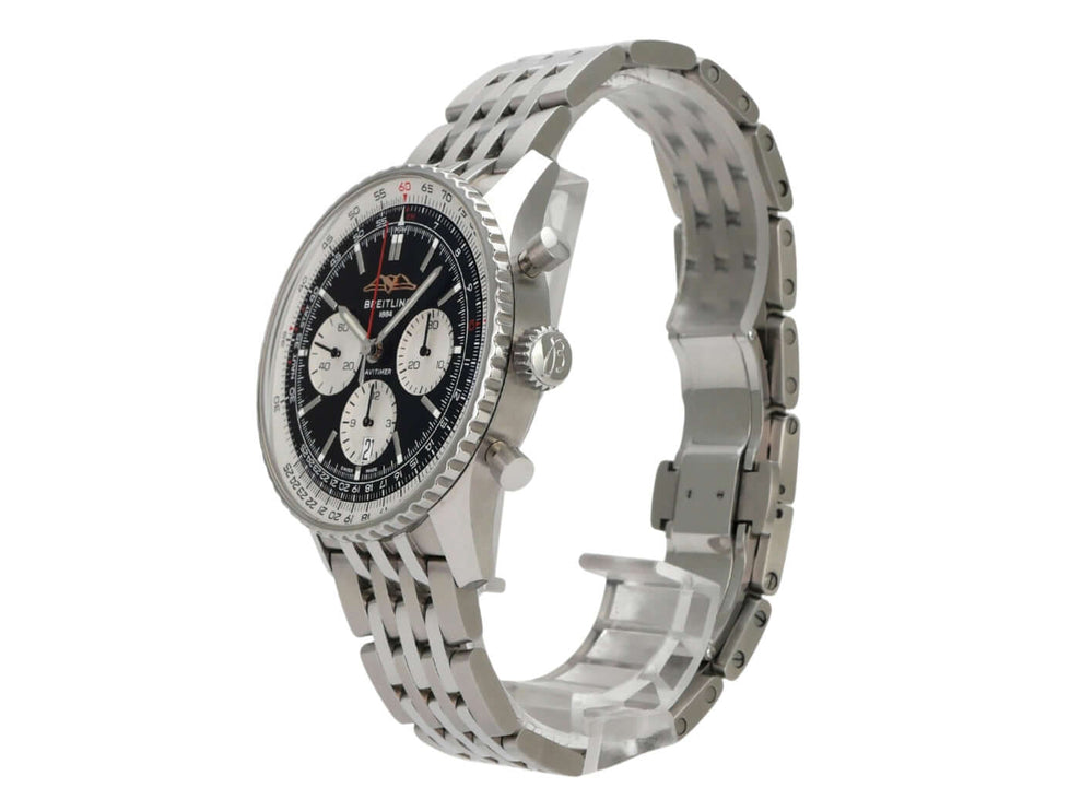 Breitling Navitimer B01 Chronograph 43 AB0138211B1A1 aus Edelstahl mit schwarzem Zifferblatt und silberfarbenen Totalisatoren.