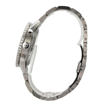 Breitling Navitimer B01 Chronograph 43 AB0138211B1A1 seitliche Ansicht des Gehäuses und Armbands aus Edelstahl