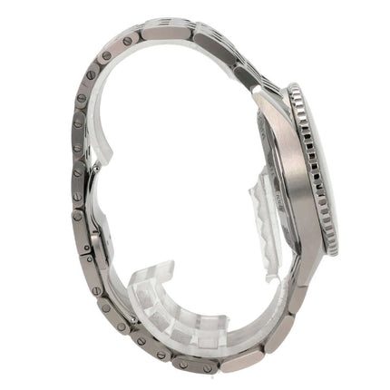 Breitling Navitimer B01 Chronograph 43 AB0138211B1A1 zeigt das Edelstahlgehäuse im Profil.