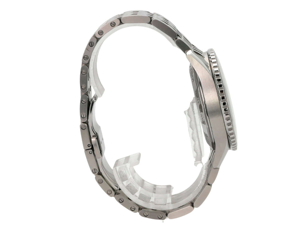 Breitling Navitimer B01 Chronograph 43 AB0138211B1A1 zeigt das Edelstahlgehäuse im Profil.