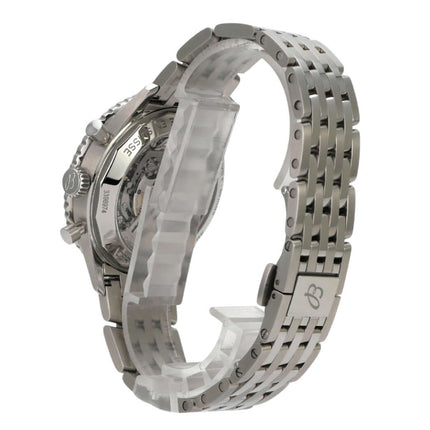 Breitling Navitimer B01 Chronograph 43 AB0138211B1A1 mit Edelstahlband und poliertem Gehäuse, seitliche Ansicht.