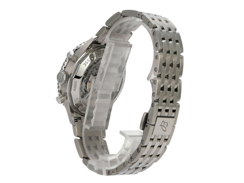 Breitling Navitimer B01 Chronograph 43 AB0138211B1A1 mit Edelstahlband und poliertem Gehäuse, seitliche Ansicht.