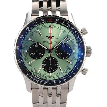 Breitling Navitimer B01 Chronograph 43, Edelstahl-Gehäuse, grünem Zifferblatt und silbernen Totalisatoren.