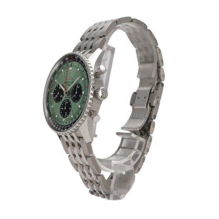 Breitling Navitimer B01 Chronograph 43 AB0138241L1A1 mit grünem Zifferblatt und Edelstahlband, Seitansicht.