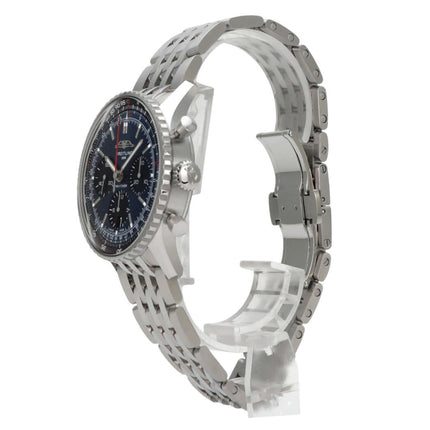 Breitling Navitimer B01 Chronograph 41 AB0139241C1A1 auf Edelstahlarmband mit blauem Zifferblatt.