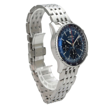 Breitling Navitimer B01 Chronograph 41 AB0139241C1A1 mit blauem Zifferblatt und Edelstahlband seitlich aufgenommen.