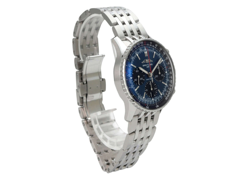 Breitling Navitimer B01 Chronograph 41 AB0139241C1A1 mit blauem Zifferblatt und Edelstahlband seitlich aufgenommen.