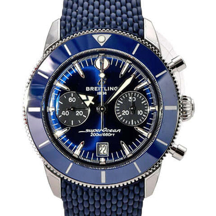 Breitling Superocean Heritage B01 Chronograph 42 AB0156161C1S1 mit blauem Zifferblatt und Kautschukband.