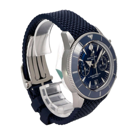 Breitling Superocean Heritage B01 Chronograph 42 AB0156161C1S1 mit blauem Kautschukband und Edelstahlgehäuse.