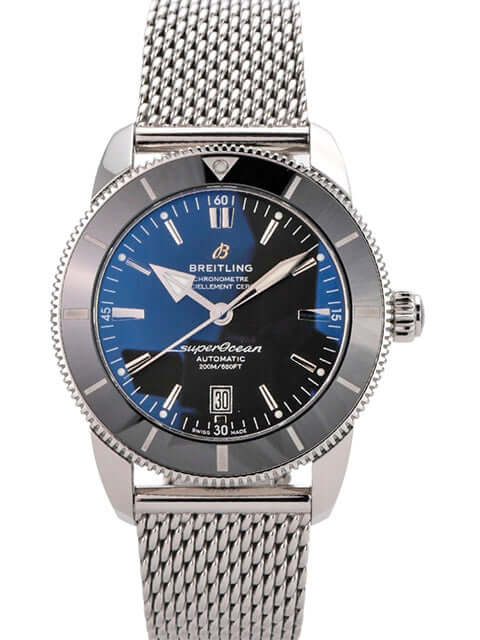Breitling Superocean Automatic Uhrenmodell mit blauem Zifferblatt und Milanaise-Armband.