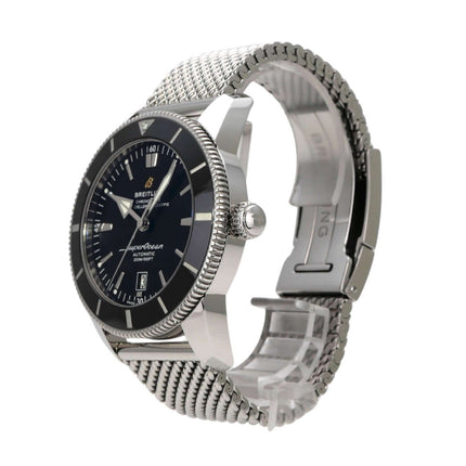 Breitling Superocean Heritage II B20 Automatic 46 AB2020121B1A1 mit schwarzem Zifferblatt und Edelstahlband, seitliche Ansicht.