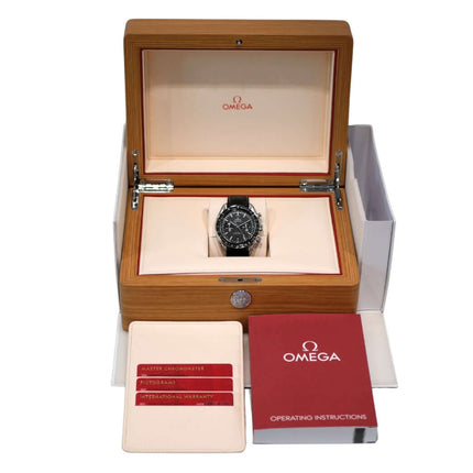 Omega Speedmaster Racing Master Chronometer 329.33.44.51.01.001 Chronograph in elegant Holzbox mit Bedienungsanleitung.