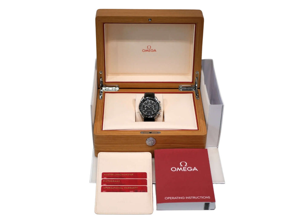 Omega Speedmaster Racing Master Chronometer 329.33.44.51.01.001 Chronograph in elegant Holzbox mit Bedienungsanleitung.