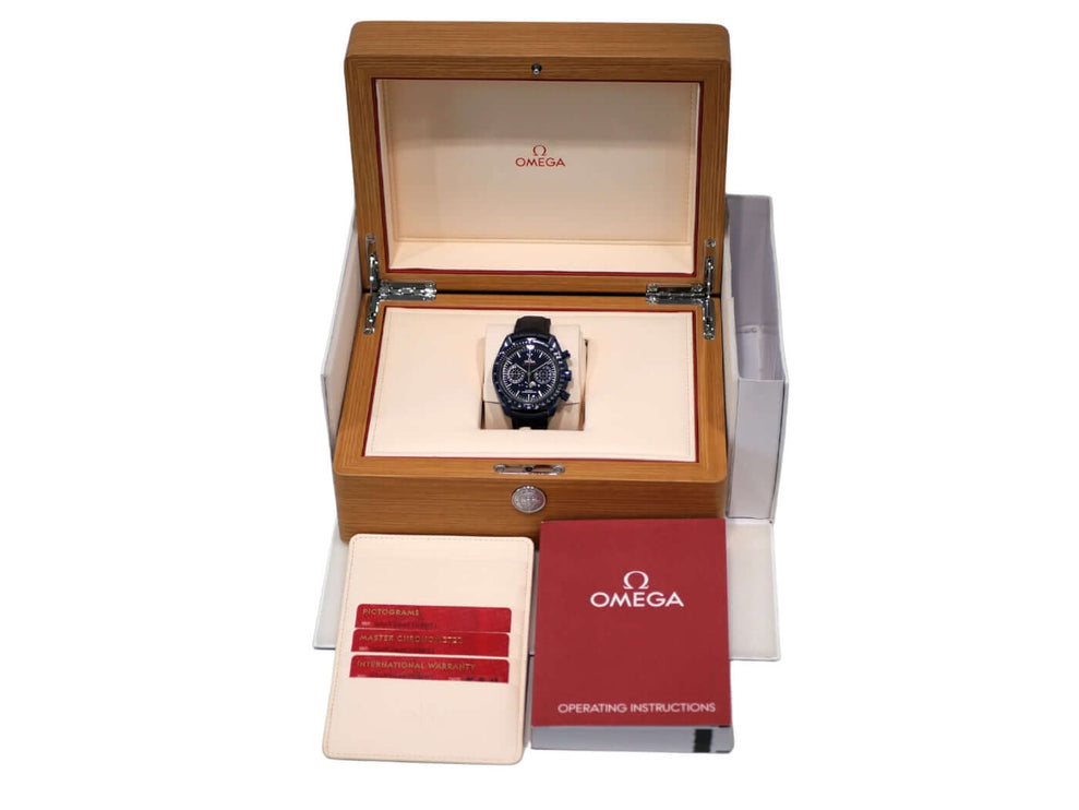 Omega Speedmaster Moonwatch Mondphase Blue Side of the Moon 304.93.44.52.03.001 im eleganten Holzetui mit Anleitung.
