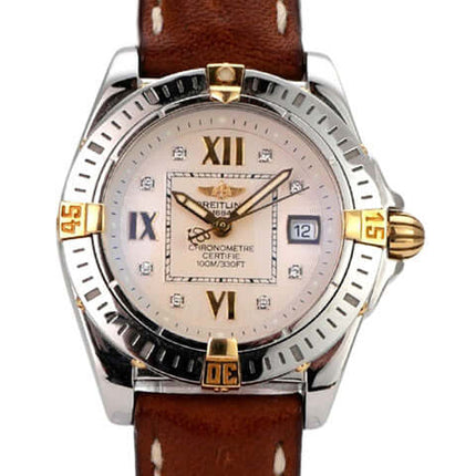 Breitling Cockpit Lady Ref. B71356-041 mit Edelstahl- und Gelbgold-Lünette, braunem Lederband und silberfarbenem Zifferblatt.