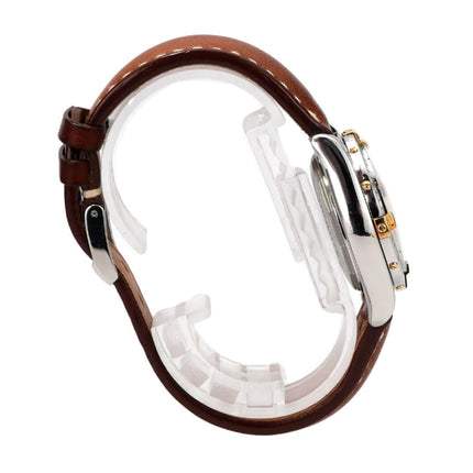 Seitenansicht der Breitling Cockpit Lady Ref. B71356-041 mit braunem Lederband und poliertem Edelstahlgehäuse.