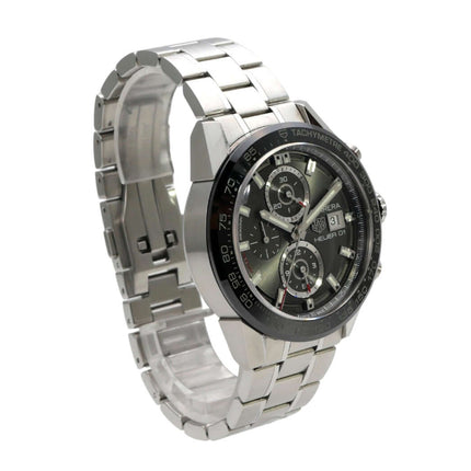 TAG Heuer Carrera Heuer 01 Chronograph mit Edelstahlarmband und schwarzer Keramiklünette, graues Zifferblatt.
