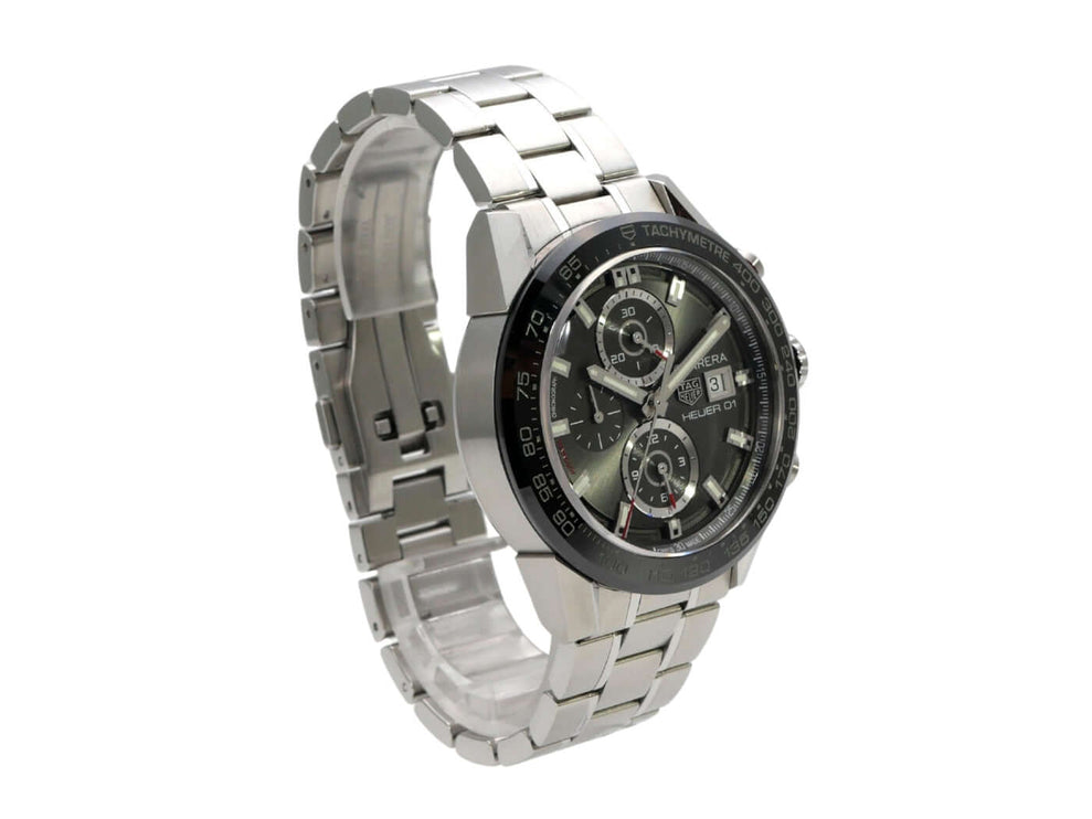 TAG Heuer Carrera Heuer 01 Chronograph mit Edelstahlarmband und schwarzer Keramiklünette, graues Zifferblatt.
