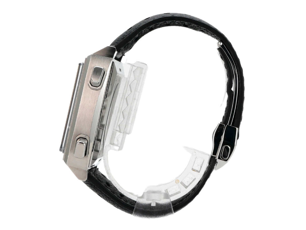 TAG Heuer Monaco Calibre 11 Chronograph CAW211P.FC6356, seitliche Ansicht, Edelstahlgehäuse, schwarzes Lederband.