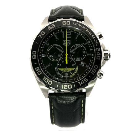 TAG Heuer Formula 1 Chronograph 43 Aston Martin Edition CAZ101P.FC8245 mit schwarzem Lederarmband und Edelstahlgehäuse.