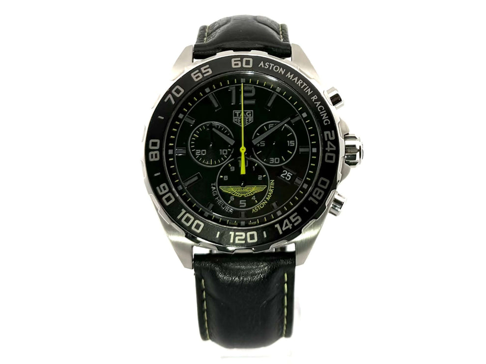 TAG Heuer Formula 1 Chronograph 43 Aston Martin Edition CAZ101P.FC8245 mit schwarzem Lederarmband und Edelstahlgehäuse.