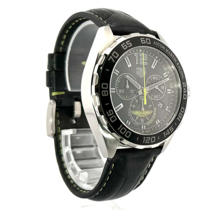 TAG Heuer Formula 1 Chronograph 43mm Aston Martin Edition Armbanduhr mit Edelstahlgehäuse und schwarzem Lederarmband auf weißem Hintergrund