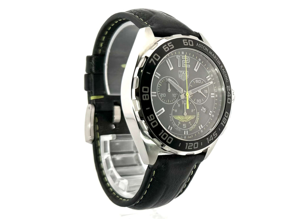 TAG Heuer Formula 1 Chronograph 43mm Aston Martin Edition Armbanduhr mit Edelstahlgehäuse und schwarzem Lederarmband auf weißem Hintergrund