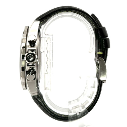 Seitenansicht der TAG Heuer Formula 1 Chronograph 43mm Aston Martin Edition CAZ101P.FC8245 mit schwarzem Lederarmband und Edelstahldetails