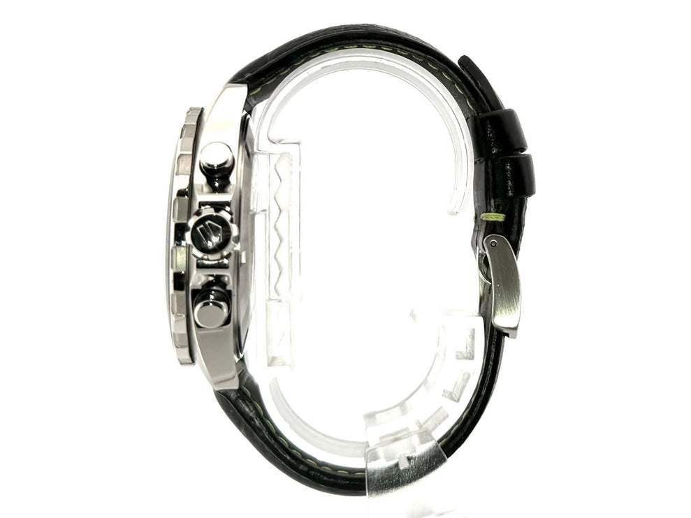 Seitenansicht der TAG Heuer Formula 1 Chronograph 43mm Aston Martin Edition CAZ101P.FC8245 mit schwarzem Lederarmband und Edelstahldetails