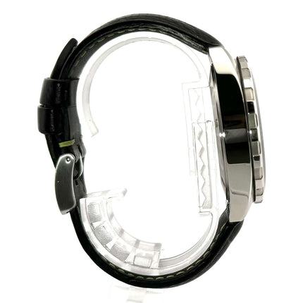 Seitenansicht der TAG Heuer Formula 1 Chronograph 43mm Aston Martin Edition mit Edelstahlgehäuse und schwarzem Lederarmband