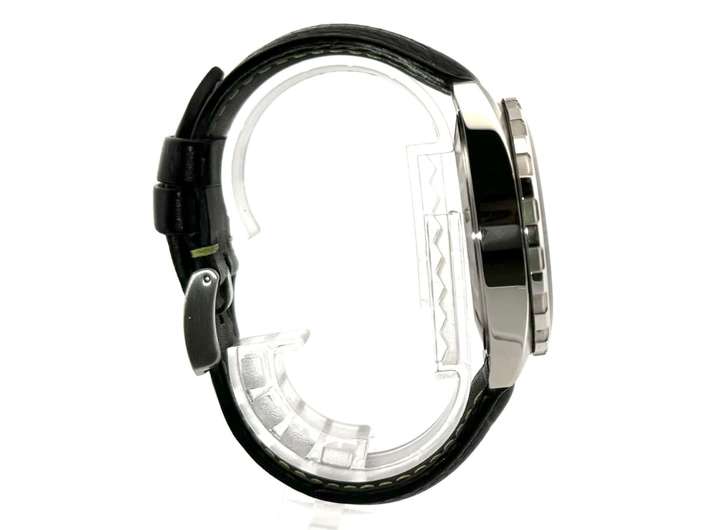 Seitenansicht der TAG Heuer Formula 1 Chronograph 43mm Aston Martin Edition mit Edelstahlgehäuse und schwarzem Lederarmband