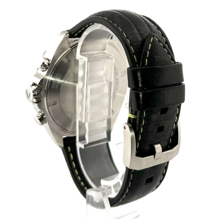 Rückansicht der TAG Heuer Formula 1 Chronograph 43 Aston Martin Edition mit schwarzem Lederarmband und Edelstahlgehäuse