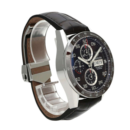 TAG Heuer Carrera Calibre 16 Chronograph CV2A1S.FC6236 mit braunem Lederband und schwarzem Zifferblatt.