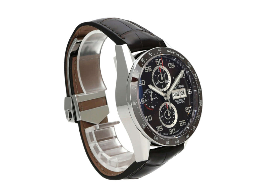 TAG Heuer Carrera Calibre 16 Chronograph CV2A1S.FC6236 mit braunem Lederband und schwarzem Zifferblatt.