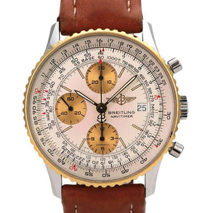 Breitling Navitimer Old Navitimer Chronograph D13022 mit braunem Lederband und silberfarbenem Zifferblatt.