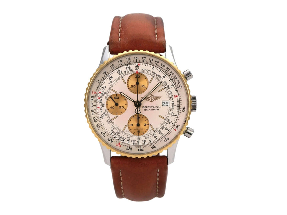 Breitling Navitimer Old Navitimer Chronograph D13022 mit braunem Lederband und goldener Lünette.