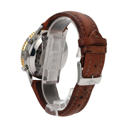 Seitenansicht der Breitling Navitimer Old Navitimer Chronograph D13022 mit braunem Lederband und Edelstahlgehäuse.