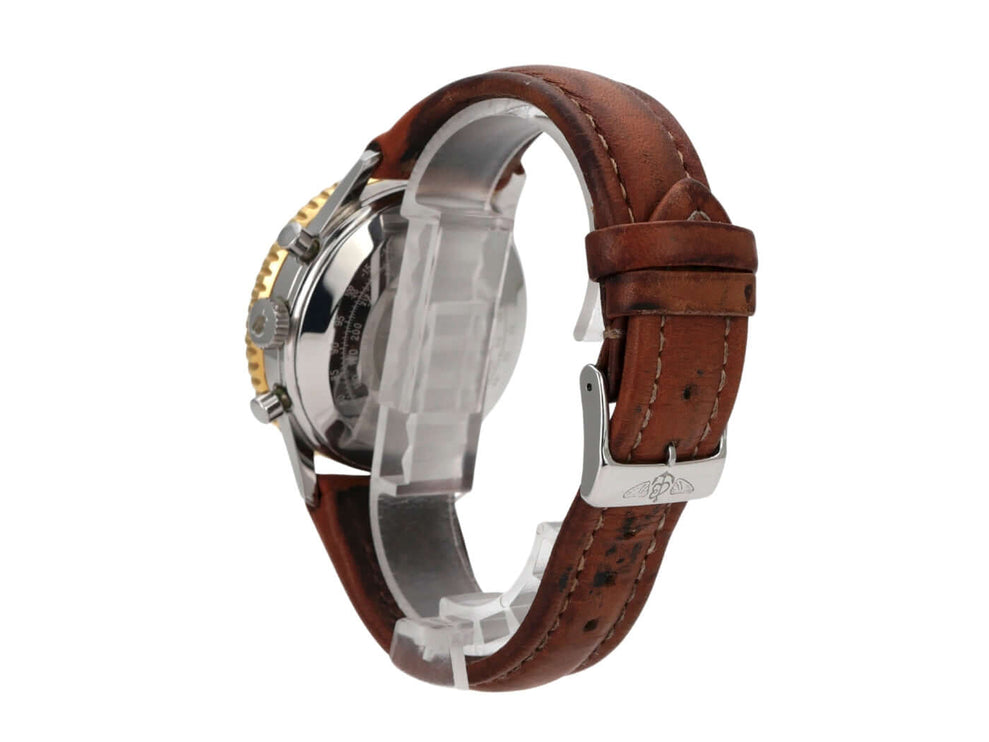 Seitenansicht der Breitling Navitimer Old Navitimer Chronograph D13022 mit braunem Lederband und Edelstahlgehäuse.