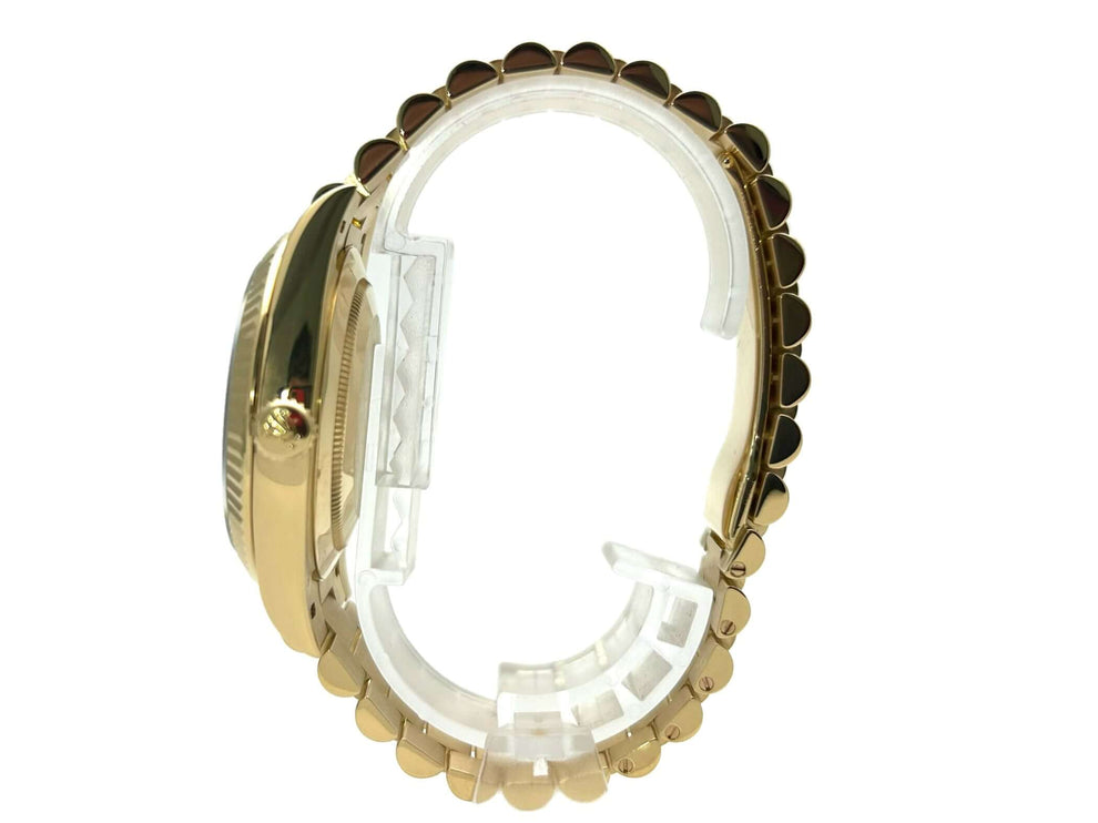 Rolex Day-Date 40 aus poliertem 18 kt Gelbgold, Profilansicht mit Präsident Armband und geriffelter Lünette