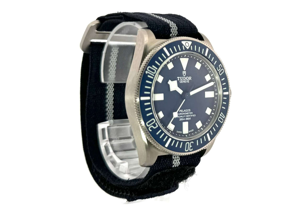 Tudor Pelagos FXD 25707B-23-0001 Titan Gehäuse 42mm, blaue Keramikeinlage Lünette, Heliumventil, blaues Textilband, blaues Zifferblatt.
