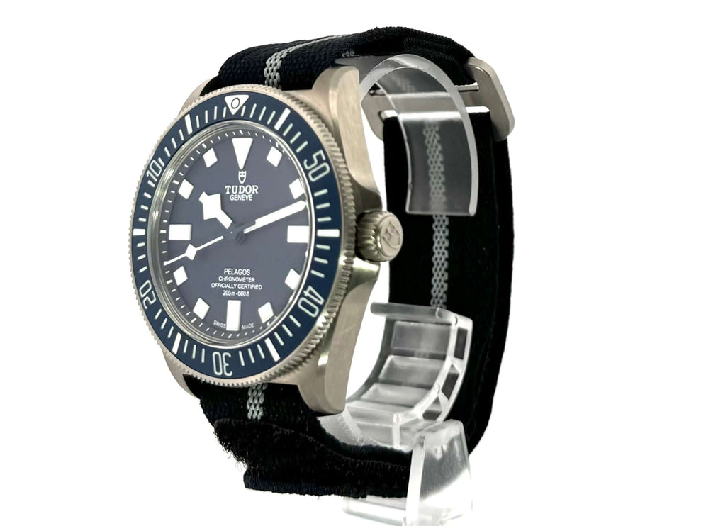 Tudor Pelagos FXD 25707B/23-0001 Titan Uhr mit blauem Zifferblatt und Textilband, 42 mm Durchmesser, Drehbare Lünette mit Leuchtpunkt
